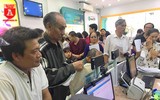 Sợ bị cắt thuê bao, người dân Hà Nội đổ xô đi chụp ảnh chân dung